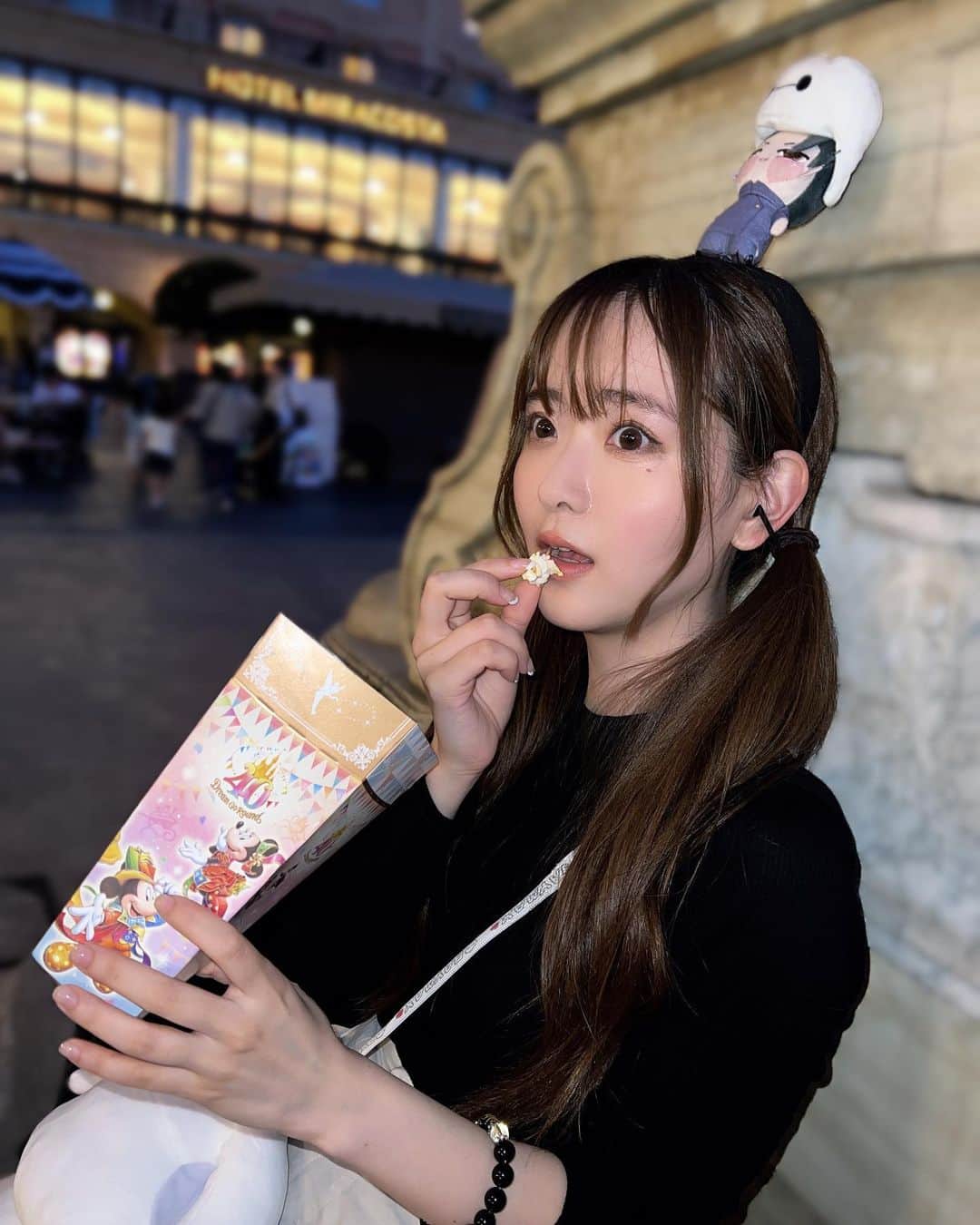 天城サリーのインスタグラム：「ポップコーンにガーリックシュリンプ味があるなんて知らなかった☺️ 今日はお仕事の間に時間があるからどっか行こう〜っと！ #ディズニーシー」