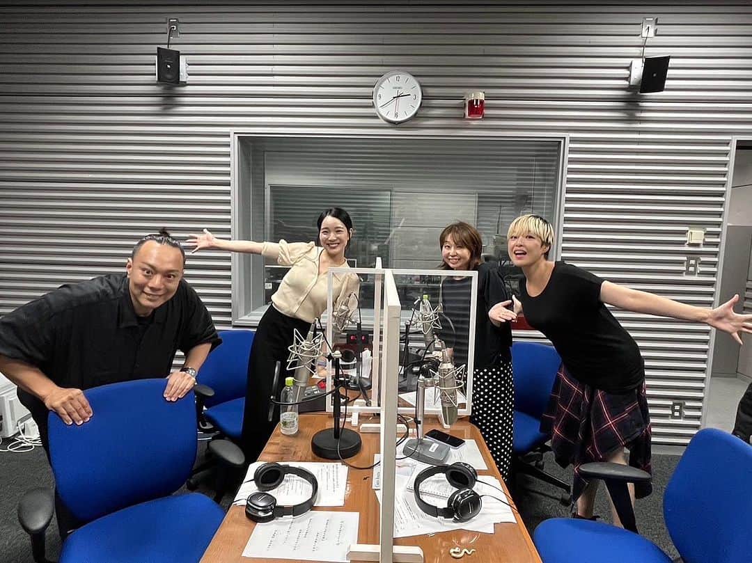 五十鈴ココのインスタグラム：「🤍本日ON AIR🤍  YBC山形放送ラジオ 「ゲツキンラジオぱんぱかぱーん」 15時40分からのコーナー 「人to木」に出演しました🤍✨  鶴岡出身の歌舞伎役者　中村橋吾氏と共に語らせて頂きました😆  10月は本日から4回にわたって 毎週火曜日放送です！ am918とfm92.4 radikoでも聴く事が出来ます。 （聞き逃した番組もradikoで聴けるみたい）  男性が女性を演じる歌舞伎、 女性が男性を演じる宝塚 　 それぞれの見解や、わたしの音楽、 アイデンティティについてなど… 聴いてね🤍  #YBC山形放送ラジオ#ゲツキンラジオぱんぱかぱ～ん#ラジオ」