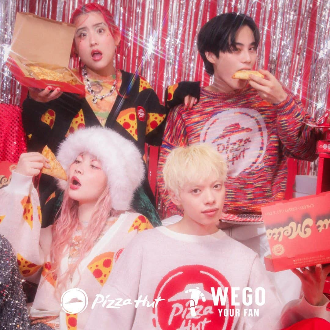 ピザハットさんのインスタグラム写真 - (ピザハットInstagram)「🍕 PIZZA HUT × WEGO 🍕  Z世代に人気のライフスタイルカルチャーストア WEGO ( ＠wego_official )と、ピザハットの コラボピザ・コラボアパレルが 2023年10月6日(金)より発売開始っ💖  WEGOではピザハットのピザやロゴモチーフに、 アパレルから小物まで幅広い商品をラインナップ✨🍕  --- <Pizza Hutコラボグッズ> ◼︎発売日 2023年10月6日(金) ※WEGO ONLINE STOREは10:00~販売開始  ◼︎販売店舗 【WEGO】 札幌店 / 仙台パルコ店 / 大宮アルシェ店 池袋P’パルコ店 / ららぽーとTOKYO-BAY店 心斎橋店 / HEP FIVE店 / ららぽーと門真店 広島店 / 福岡パルコ店 / アミュプラザくまもと店 【WEGO 1.3.5...】原宿竹下通り店 【ONLIN STORE】WEGO ONLINE STORE ---  お楽しみにっ💖  #ピザハット #pizzahut #HutMelts #ヤンニョムチキン #コグマ #スイートポテト #WEGO #ウィゴー #Collaboration #コラボ #WEGOコラボHutMelts #WEGOコラボハットメルツ #ハットメルツ」10月3日 12時06分 - pizza_hut_japan