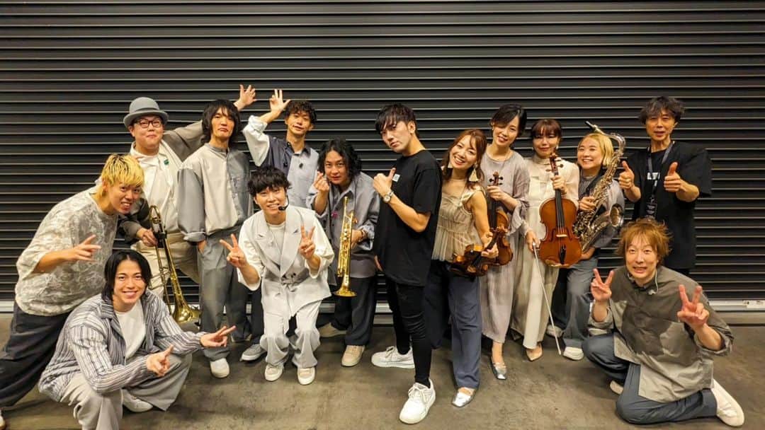 磯貝サイモンのインスタグラム：「ゆず、Kアリーナ横浜こけら落としライブ。day1の9/29、day2の9/30に参加させていただきました。新品の会場で代表曲のオンパレード。壮大な景色でした！  ゲストにはTeddyLoidさん。ゆずでは長らく間接的に関わってきた方だったので、やっとお会い出来て嬉しかったです！  day3の10/1は音楽監督の斉藤有太さんに弾いていただき大変恐縮でした。長い長いリハーサルの道のりの中で、今回も有太さんからたくさん勉強させていただきました。  ステージではOberheimのオルガン、Teiscoの緑のエレキが初ステージデビュー。  Drums 河村吉宏 Bass 須藤優 Guitar 真壁陽平 Piano 松本ジュン Organ, Synthsizer, Guitar, Chorus 磯貝サイモン Trumpet アツキ Saxophone ミドリ Trombone トッチ Violin 佐藤帆乃佳 Violin 亀田夏絵 Viola 菊池幹代 Cello ペーター 音楽監督 斉藤有太 （敬称略）  すごいバンドでした(^_^;) 参加させていただけて光栄でした！皆さんお疲れ様でした！」