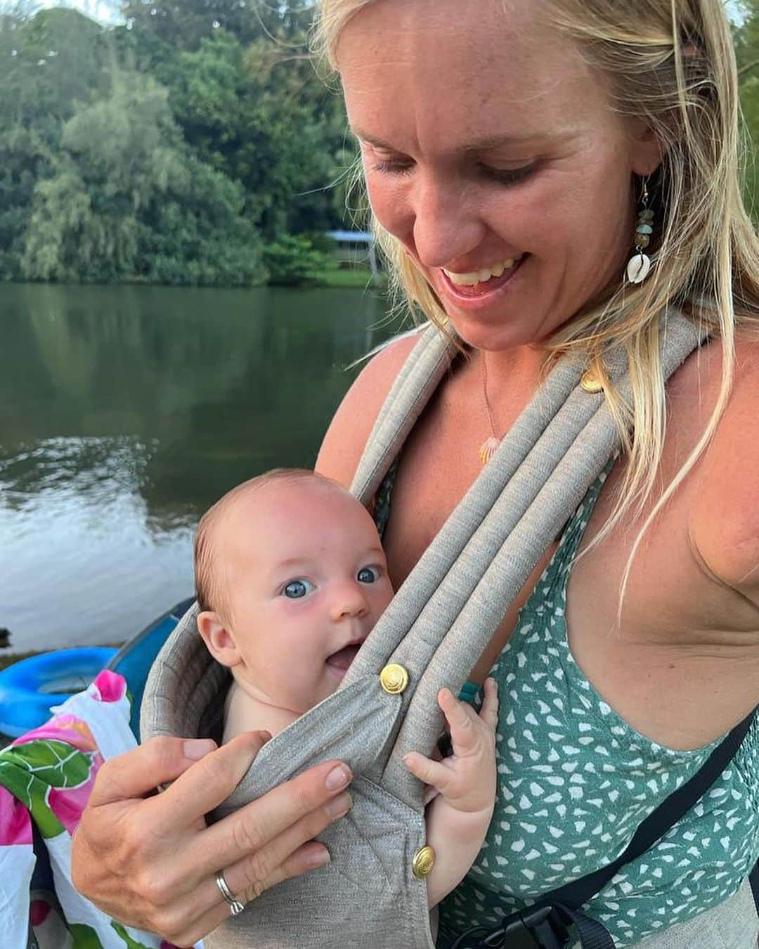 Bethany Hamiltonさんのインスタグラム写真 - (Bethany HamiltonInstagram)「So grateful to be her Mama! Alaya has been a ray of sunshine lately! She’s so sweet, physically strong and fairly easy going! She get a lot of attention from her big brothers and she loves them with her smiles!  Sweet moment captured by my Dad♥️」10月3日 12時07分 - bethanyhamilton