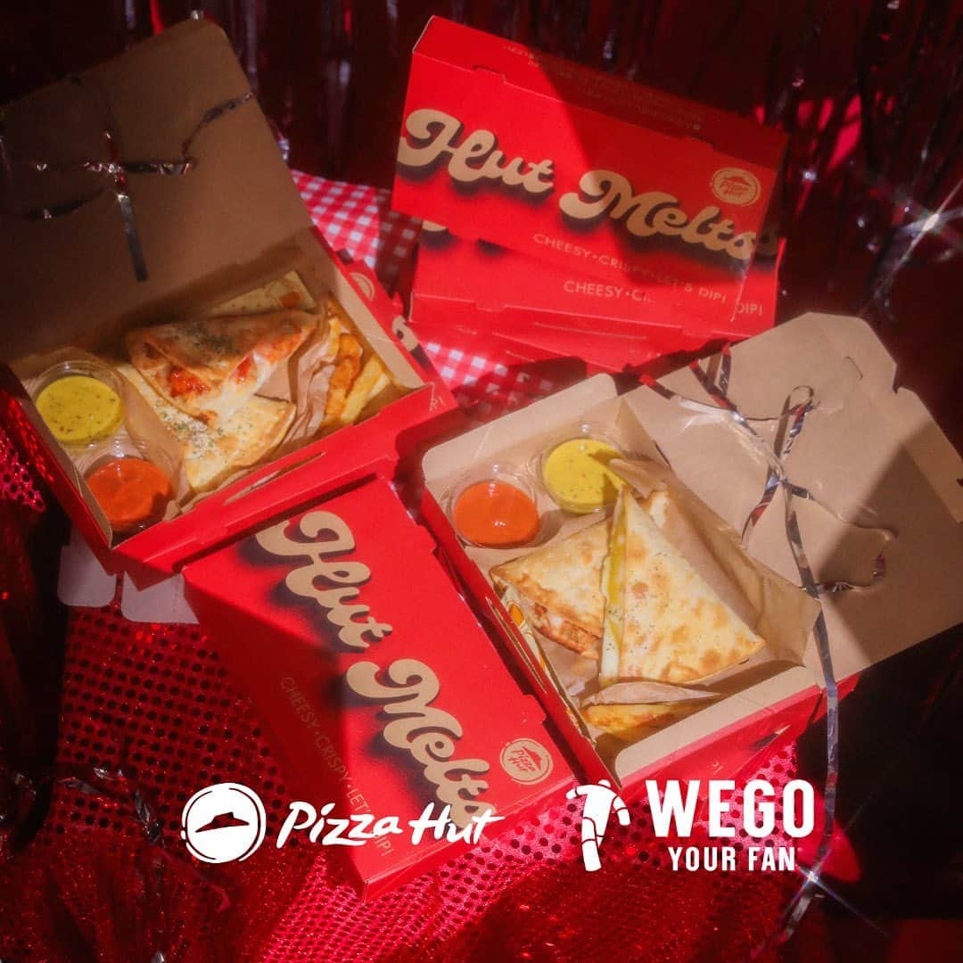 ピザハットさんのインスタグラム写真 - (ピザハットInstagram)「🍕 PIZZA HUT × WEGO 🍕  Z世代に人気のライフスタイルカルチャーストア WEGO ( ＠wego_official )と、ピザハットの コラボピザ・コラボアパレルが 2023年10月6日(金)より発売開始っ💖  ピザハットでは、WE LABOコミュニティSNSにて約25万人を対象に「Z世代が考える食べたいピザの味」アンケ―トを実施し、見事1位と2位に輝いた韓国グルメ「ヤンニョムチキン」と「コグマ(さつまいも）」の2種類の味を楽しめるハーフ＆ハーフハットメルツを発売します！🔥🍗🍯🐻🍠  付属ソースには、#ハニーマスタードソース に加えて、韓国発の旨辛クリーミーな #ロゼクリーム の新ソースが登場🌹さらに別添で #ハニーメイプルシロップ までついてきちゃう✨  味変も自由自在のWEGOコラボHut Melts、自由でいいじゃん！？🌈ぜひ試してみてくださいっ✨  #ピザハット #pizzahut #HutMelts #ヤンニョムチキン #コグマ #スイートポテト #WEGO #ウィゴー #Collaboration #コラボ #WEGOコラボHutMelts #WEGOコラボハットメルツ #ハットメルツ」10月3日 12時07分 - pizza_hut_japan