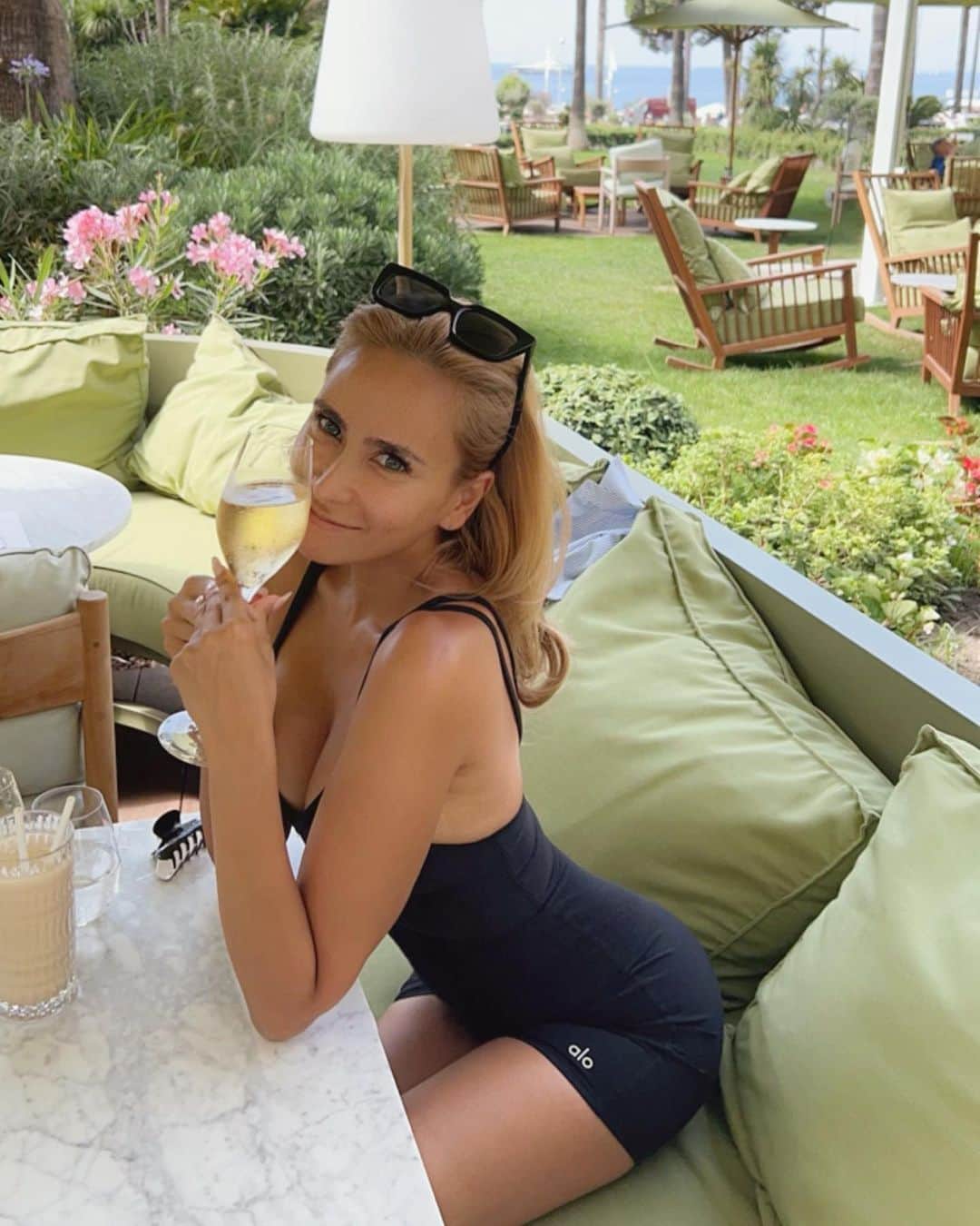 のインスタグラム：「おはようございます🌞 Cannesの朝はとても気持ち良くて vacation中もあさ7:00に起きて朝食🥞 #Cannes #vacation #朝シャン🥂 ☜最高♥️ ⁡ 🍫AAAA.からお知らせ📢 本日12:00から24時間限定で凄い企画🤭‼︎ サイト見た方のみが買える特典🤎🤎🤎🤎🤎 @aaaa.japan ANELAONLINE💻から🫶🏽」