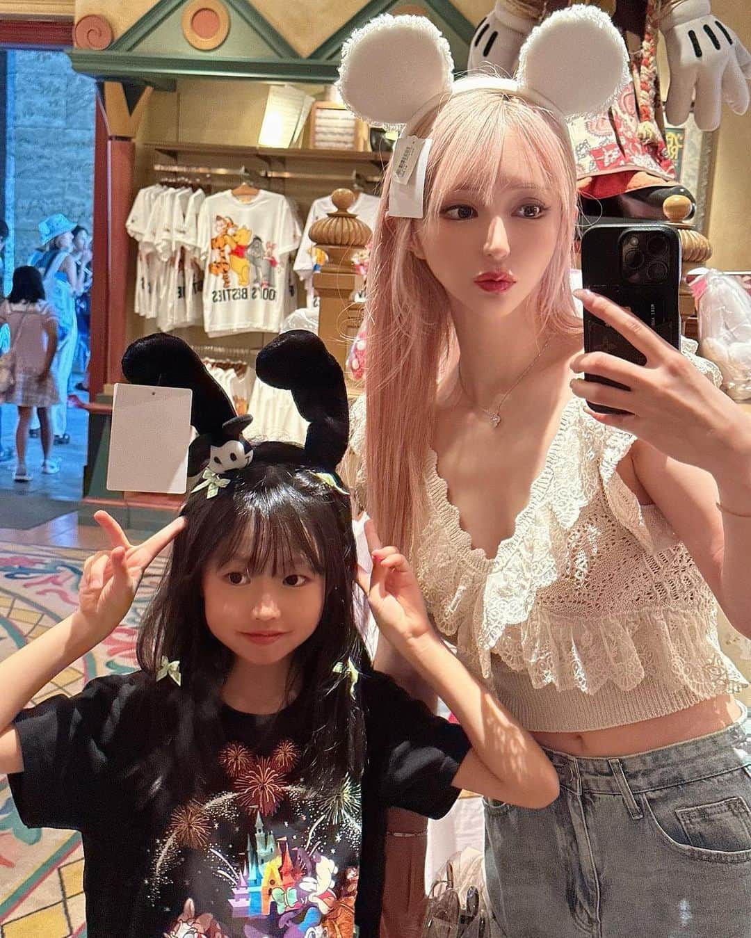 MIRIのインスタグラム：「だいすち💕  #親子 #娘 #kids  #ディズニーコーデ  #写真 #扇風機  #instagram #思い出 #Disney #東京 #tokyo  #ディズニー #ディズニーシー #disneysea  #カチューシャ  #サングラス  #ソアリン  #dior #ZARA #cider  #ヘア #ハイトーン #ヘアカラー #ピンク」