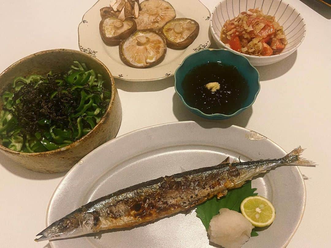 菅原沙樹さんのインスタグラム写真 - (菅原沙樹Instagram)「最近の👩🏻‍🍳 頂き物の美味しい鰹のたたきを薬味たっぷりで、 搾菜梅納豆奴、 こんにゃくの甘辛煮、 ごぼうの柳川風、 茄子と豚肉の生姜炒め、 大根とささみのサラダ、 ユメカサゴのお刺身、 福岡土産の明太子、 旦那の山梨土産の美味しいうどんを茄子と豚肉のつけ汁で、 この季節がやって来たよ秋刀魚の塩焼き、 ピーマン塩昆布、 もずく酢、 しいたけステーキ、 トマトの搾菜和え、 美味しいポン酢頂いたのでシンプルに常夜鍋、 きくらげと新生姜の和物、 タコとアボカドのわさびレモン和え、 枝豆。 #トーキョー嫁ご飯 #トーキョー家族ご飯」10月3日 12時18分 - saki313apo