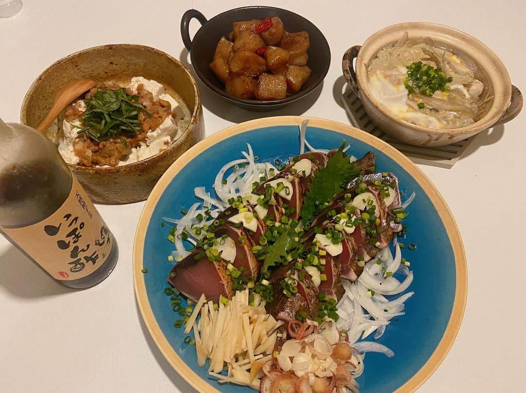 菅原沙樹さんのインスタグラム写真 - (菅原沙樹Instagram)「最近の👩🏻‍🍳 頂き物の美味しい鰹のたたきを薬味たっぷりで、 搾菜梅納豆奴、 こんにゃくの甘辛煮、 ごぼうの柳川風、 茄子と豚肉の生姜炒め、 大根とささみのサラダ、 ユメカサゴのお刺身、 福岡土産の明太子、 旦那の山梨土産の美味しいうどんを茄子と豚肉のつけ汁で、 この季節がやって来たよ秋刀魚の塩焼き、 ピーマン塩昆布、 もずく酢、 しいたけステーキ、 トマトの搾菜和え、 美味しいポン酢頂いたのでシンプルに常夜鍋、 きくらげと新生姜の和物、 タコとアボカドのわさびレモン和え、 枝豆。 #トーキョー嫁ご飯 #トーキョー家族ご飯」10月3日 12時18分 - saki313apo