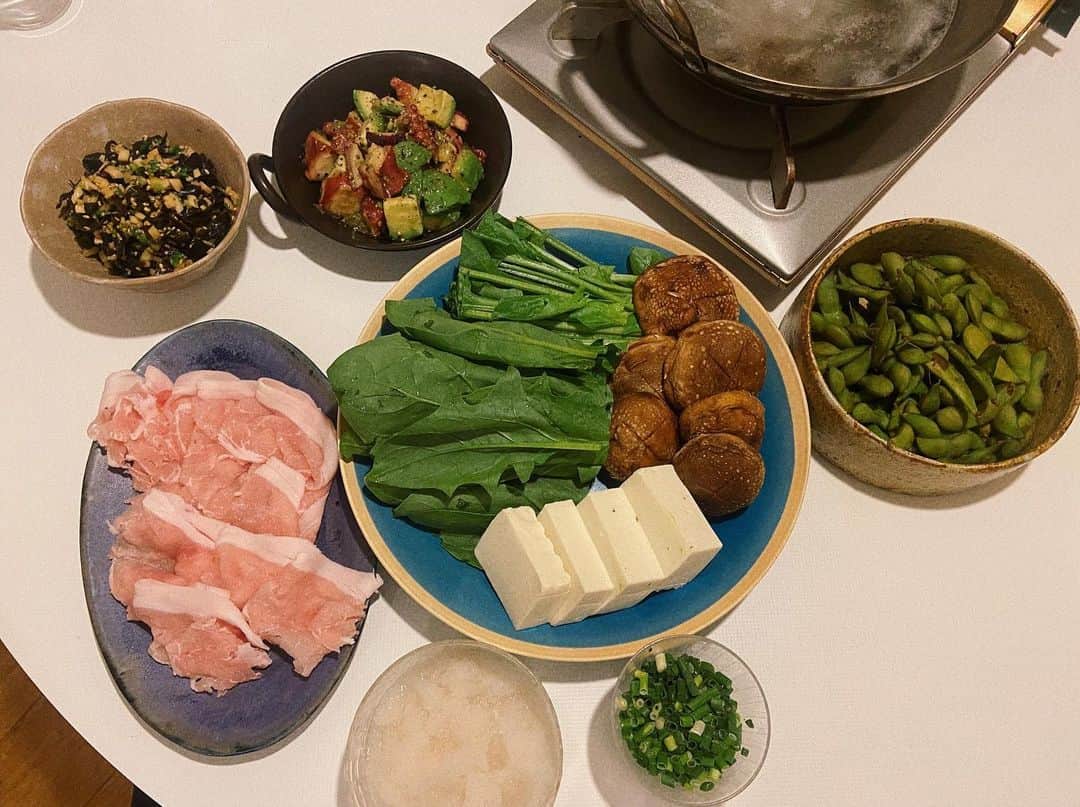 菅原沙樹さんのインスタグラム写真 - (菅原沙樹Instagram)「最近の👩🏻‍🍳 頂き物の美味しい鰹のたたきを薬味たっぷりで、 搾菜梅納豆奴、 こんにゃくの甘辛煮、 ごぼうの柳川風、 茄子と豚肉の生姜炒め、 大根とささみのサラダ、 ユメカサゴのお刺身、 福岡土産の明太子、 旦那の山梨土産の美味しいうどんを茄子と豚肉のつけ汁で、 この季節がやって来たよ秋刀魚の塩焼き、 ピーマン塩昆布、 もずく酢、 しいたけステーキ、 トマトの搾菜和え、 美味しいポン酢頂いたのでシンプルに常夜鍋、 きくらげと新生姜の和物、 タコとアボカドのわさびレモン和え、 枝豆。 #トーキョー嫁ご飯 #トーキョー家族ご飯」10月3日 12時18分 - saki313apo