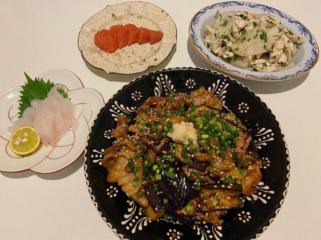菅原沙樹さんのインスタグラム写真 - (菅原沙樹Instagram)「最近の👩🏻‍🍳 頂き物の美味しい鰹のたたきを薬味たっぷりで、 搾菜梅納豆奴、 こんにゃくの甘辛煮、 ごぼうの柳川風、 茄子と豚肉の生姜炒め、 大根とささみのサラダ、 ユメカサゴのお刺身、 福岡土産の明太子、 旦那の山梨土産の美味しいうどんを茄子と豚肉のつけ汁で、 この季節がやって来たよ秋刀魚の塩焼き、 ピーマン塩昆布、 もずく酢、 しいたけステーキ、 トマトの搾菜和え、 美味しいポン酢頂いたのでシンプルに常夜鍋、 きくらげと新生姜の和物、 タコとアボカドのわさびレモン和え、 枝豆。 #トーキョー嫁ご飯 #トーキョー家族ご飯」10月3日 12時18分 - saki313apo