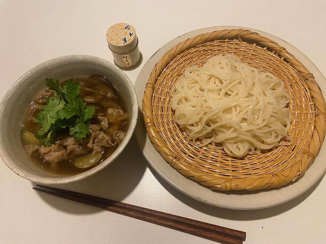 菅原沙樹さんのインスタグラム写真 - (菅原沙樹Instagram)「最近の👩🏻‍🍳 頂き物の美味しい鰹のたたきを薬味たっぷりで、 搾菜梅納豆奴、 こんにゃくの甘辛煮、 ごぼうの柳川風、 茄子と豚肉の生姜炒め、 大根とささみのサラダ、 ユメカサゴのお刺身、 福岡土産の明太子、 旦那の山梨土産の美味しいうどんを茄子と豚肉のつけ汁で、 この季節がやって来たよ秋刀魚の塩焼き、 ピーマン塩昆布、 もずく酢、 しいたけステーキ、 トマトの搾菜和え、 美味しいポン酢頂いたのでシンプルに常夜鍋、 きくらげと新生姜の和物、 タコとアボカドのわさびレモン和え、 枝豆。 #トーキョー嫁ご飯 #トーキョー家族ご飯」10月3日 12時18分 - saki313apo