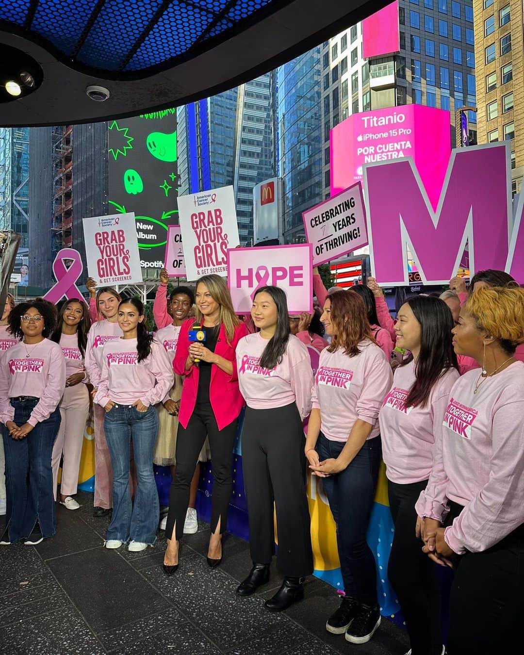 Good Morning Americaさんのインスタグラム写真 - (Good Morning AmericaInstagram)「It was a wave of pink this morning in Times Square! 💞  October kicks off Breast Cancer Awareness Month and we are highlighting stories of survivors, those still battling the disease and advancements in research.   #TogetherInPink」10月3日 3時27分 - goodmorningamerica