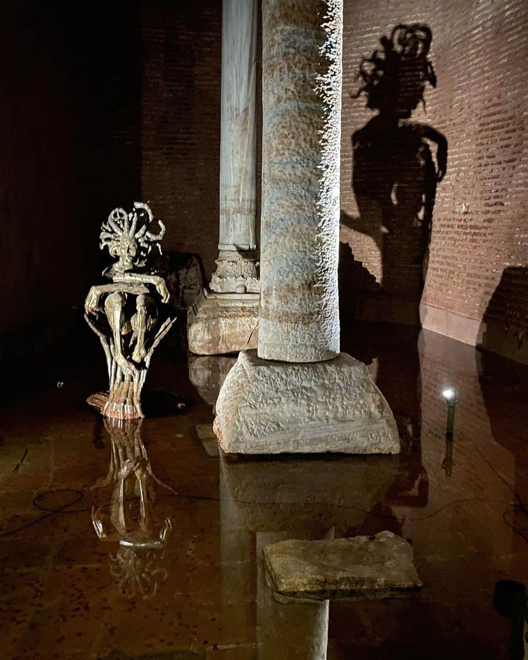 myumyuさんのインスタグラム写真 - (myumyuInstagram)「#地下宮殿  007の映画の撮影地にもなったよ🎞️  現存する東ローマ帝国の貯水池としては最大 イスタンブール歴史地域として世界遺産に登録されてます  写真見て怖そうって子もいるけど、全然怖くないよ☺️観光客がいっぱいだからかもしれんがw 数分ごとにカラフルにライトアップされる💡 昔来た時よりアート作品がたくさん飾られてた🪼  #BasilicaCistern #貯水池#YerebatanSarayı#yerebatansarnıcı#メデューサ#東ローマ帝国#世界遺産#Türkiye#Turkey#turkeytravel#turkey🇹🇷#Istanbul#i̇stanbul#istanbulturkey#traveler#travelawesome#travelgram#traveltheworld #トルコ#トルコ旅行#イスタンブール#海外旅行#海外旅行好きな人と繋がりたい#旅行#海外旅行大好き#旅スタグラム#歴史地区」10月3日 20時00分 - myumyu_travel_bikini