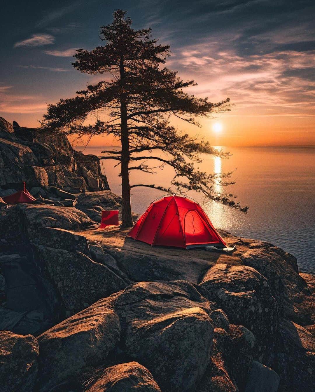 Discover Earthさんのインスタグラム写真 - (Discover EarthInstagram)「Whispers of nature, the stillness of twilight, and a touch of Swedish mood 🇸🇪🏕️   Have you ever felt the magic of a Swedish forest at dusk?🌲  📍Sweden   🇮🇸 #DiscoverSweden with @fernlichtsicht」10月3日 3時22分 - discoverearth