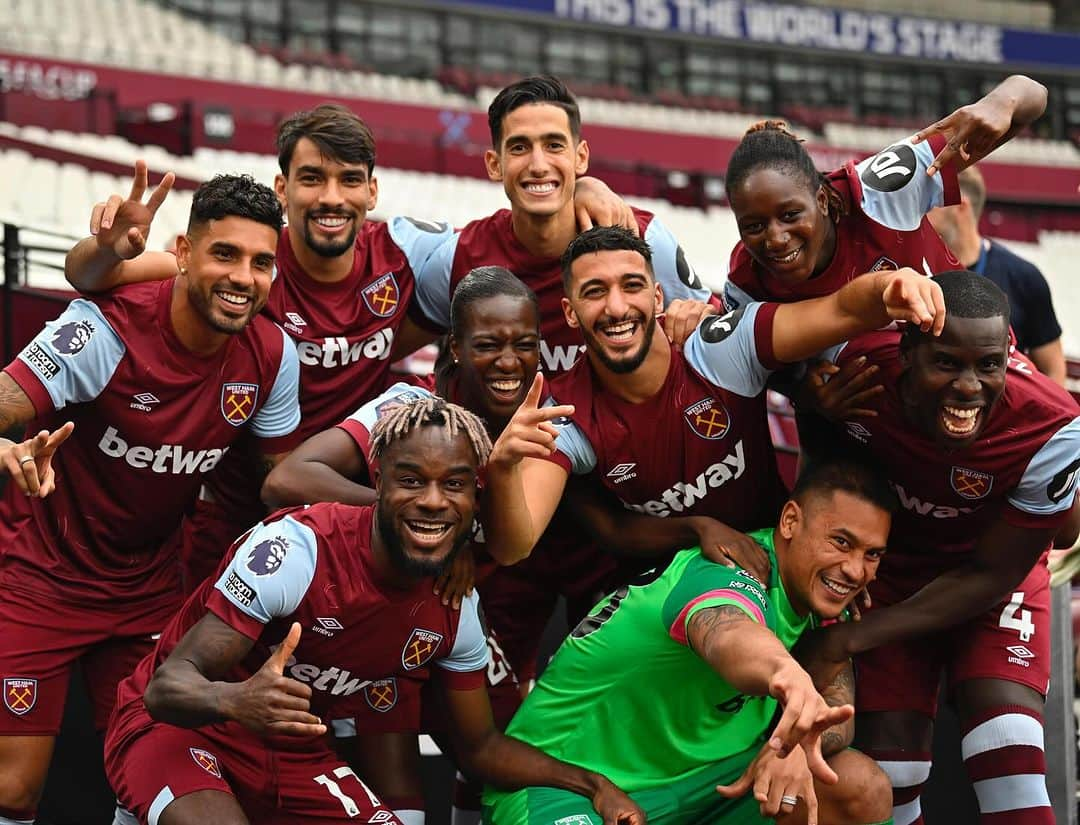 アルフォンス・アレオラさんのインスタグラム写真 - (アルフォンス・アレオラInstagram)「Lights, camera, action ! 🤣 🎬 @westham #COYI #AA23 ⚒」10月3日 3時36分 - alphonseareola