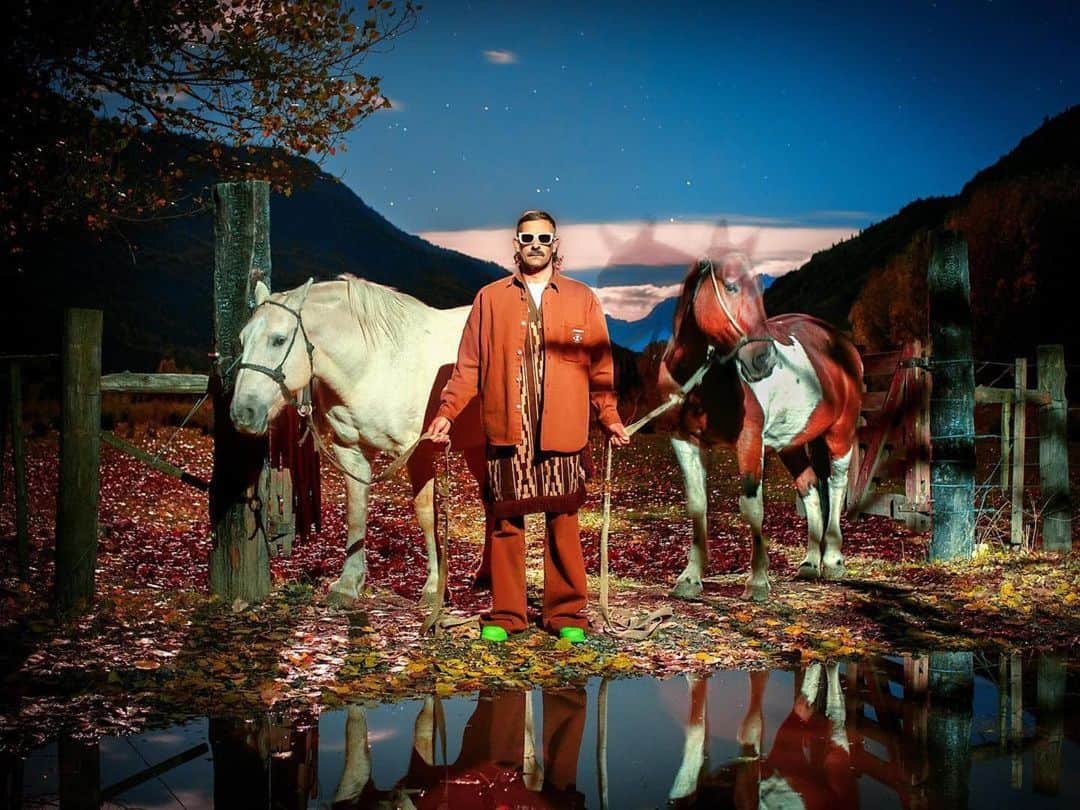 マルセロ・ブロン カウンティ・オブ・ミランのインスタグラム：「#Repost @countyofmilan ・・・ MARCELO FROM PATAGONIA.  CREATIVE DIRECTION & STYLING @marceloburlon ART DIRECTION @btslvtsc PHOTOGRAPHER @alejandrochaskielberg PRODUCTION @dorisromera BACKSTAGE @nir.ekdesman」