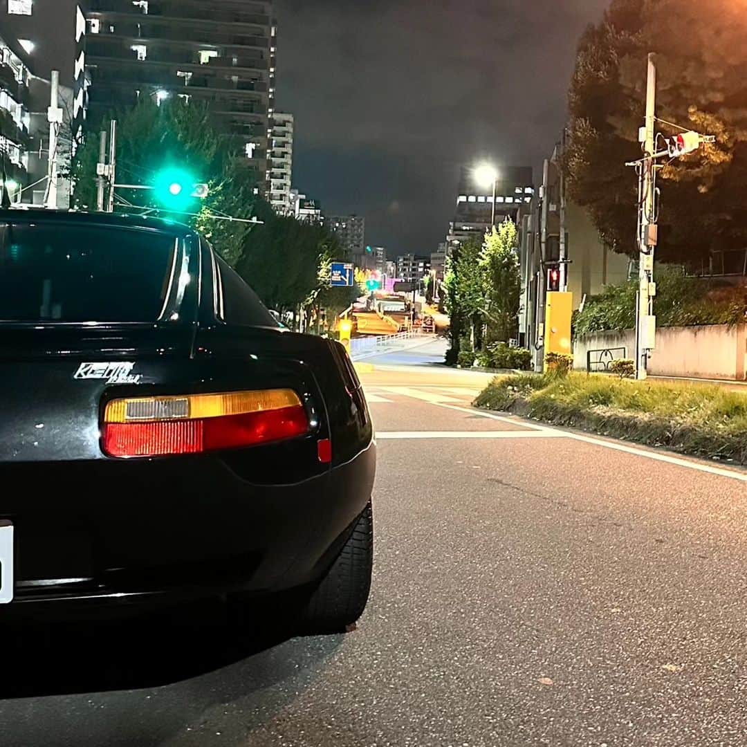 Z李のインスタグラム：「ずっとベル入れてるのにアイツと連絡つかない。テレメは電波悪いからな。 ※2※2 . . . #koenig #koenigknives #porsche928 #928 #バブルの象徴 #ポルシェ #ケーニッヒ #スーパーカー」