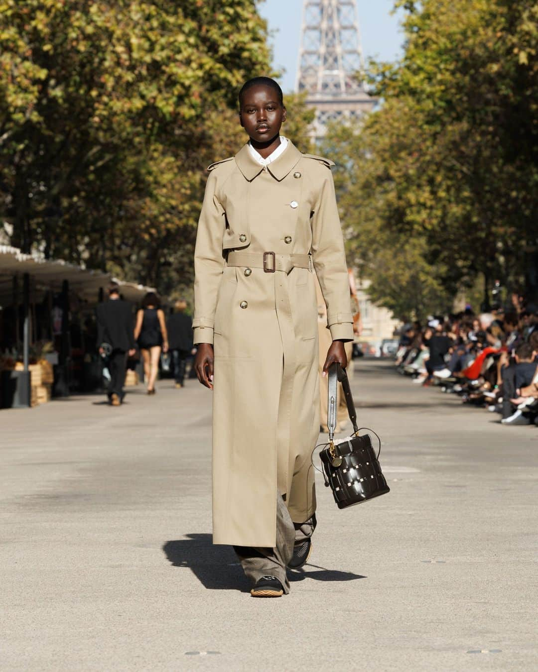 ステラ・マッカートニーさんのインスタグラム写真 - (ステラ・マッカートニーInstagram)「STELLA’S SUSTAINABLE MARKET: A play with proportions. Cropped tailcoats and waffle-knit vests over volume trousers, slim and roomy trenches, tiny #Falabella triangles and #Frayme bucket bags in knotted hemp mesh.  Watch the #StellaSummer24 runway show at stellamccartney.com.  Credits Wearable art by @AndrewLoganSculptor, exclusively for Stella McCartney  #StellaMcCartney #ParisFashionWeek #PFW #StellasSustainableMarket」10月3日 4時15分 - stellamccartney