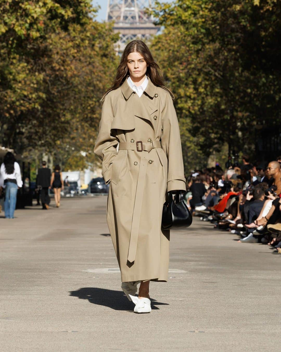 ステラ・マッカートニーさんのインスタグラム写真 - (ステラ・マッカートニーInstagram)「STELLA’S SUSTAINABLE MARKET: A play with proportions. Cropped tailcoats and waffle-knit vests over volume trousers, slim and roomy trenches, tiny #Falabella triangles and #Frayme bucket bags in knotted hemp mesh.  Watch the #StellaSummer24 runway show at stellamccartney.com.  Credits Wearable art by @AndrewLoganSculptor, exclusively for Stella McCartney  #StellaMcCartney #ParisFashionWeek #PFW #StellasSustainableMarket」10月3日 4時15分 - stellamccartney