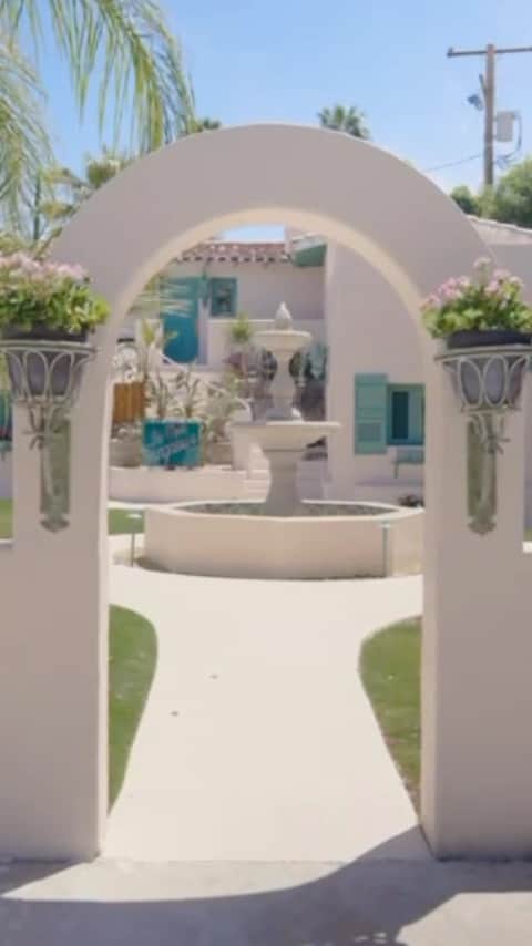 ブリトニー・ワードのインスタグラム：「This project is so very near and dear to my heart! Previously owned by the iconic actress Ali McGraw, @jensonbutton and I really poured our hearts into this restoration! Sadly there weren’t many original architectural elements left but made sure to bring this beauty back to its vintage glory 💕  Available for rent via @naturalretreats   Video @aim.media.group」