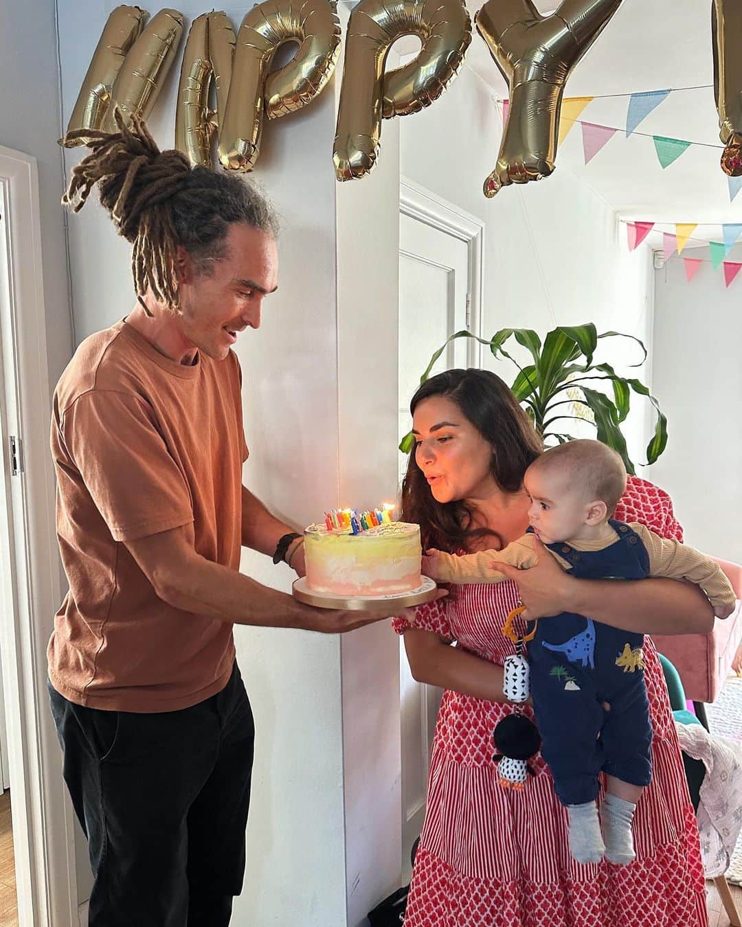 ルイス・コールのインスタグラム：「Birthday moments 🥳🎂🎈  1. Didn’t make a wish this year because I have everything I want already 🥹❤️ (unreal cake by @bakehouserevolution ) 2. When friends know your love language 💐 3. Spent my actual birthday in Brighton, super chill day shopping and eating delicious things. Selfie taken at @loam.brighton on a matcha break 4. Morning of my birthday with crepes made by @louiscole . Of course topped with lutenitsa and @violife_foods feta 😋 5. First time seeing @flyingthenest in years! What a happy coincidence that they were in town for my party!  6. Loved seeing @chloe__erasmus and sooo happy I got to spend the weekend with my soul sister for over 10 years @childoflove ❤️ 7. Bday lunch at @lavashbrighton for one of the best falafel wraps ever 8. Showing Neo some of my childhood videos 🥹 9. A day filled with love 💕」