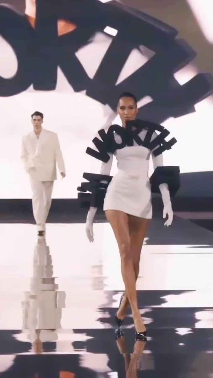 シンディ・ブルーナのインスタグラム：「What an Opening 🥹 I’M WORTH IT 🔥🔥🔥🔥🔥 Thank you to my @lorealparis family and @viktorandrolf for the custom dress #COUTURE 🙌🏽♥️  In case you guys forgot today, YOU’RE WORTH IT ! 🎥 by @iampntz」