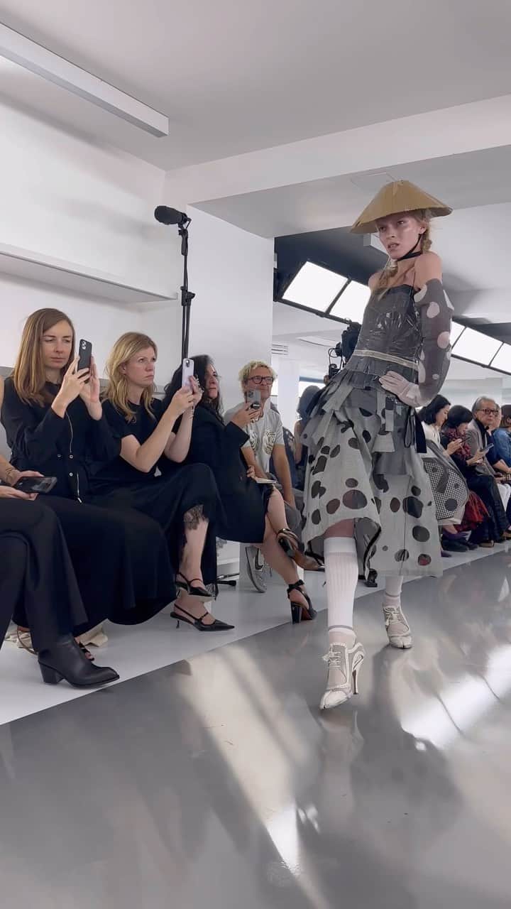 AnOther Magazineのインスタグラム：「Savage walks at @maisonmargiela Spring/Summer 2024, where twists on monochromatic tailoring gave way to saloon-style dresses, belted coats, and plenty of polka-dots – all instilled with John Galliano’s signature sense of drama 💥  🎥 by @alexanderfury and @katieshillingford」