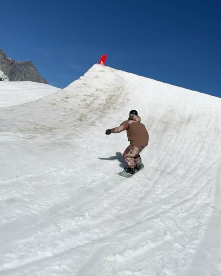 のインスタグラム：「Feels good to be flying again🦅 🤳🏽 @lorenzopeeters   @thestompinggroundspark  @saastalbergbahnen  @saasfee」