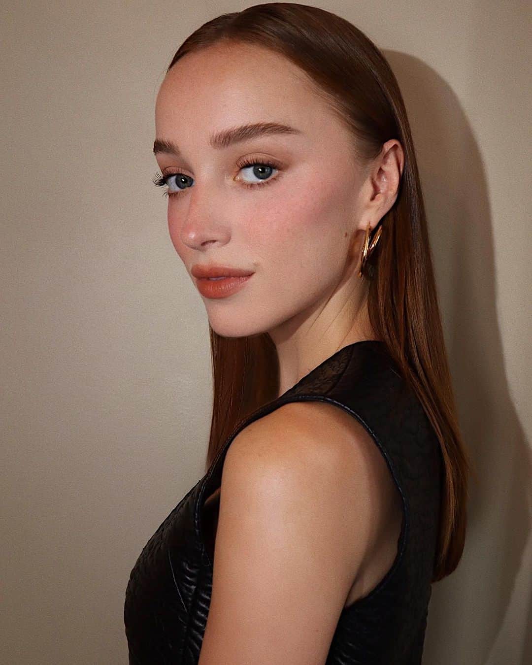 Hung Vanngoさんのインスタグラム写真 - (Hung VanngoInstagram)「#PhoebeDynevor (@phoebedynevor ) x @louisvuitton #PFW 🖤⭐️💫✨⭐️. Styled by @nicky_yates  💅🏻 @hubertecesarion  💇🏻‍♀️ @dayaruci  💄 @hungvanngo assisted by @jaydenhopham」10月3日 4時10分 - hungvanngo