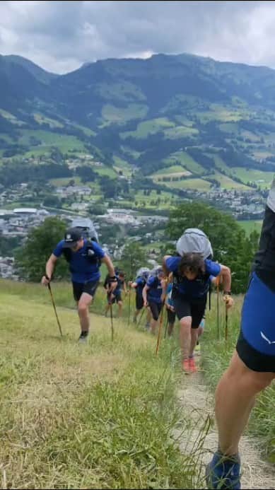 江本悠滋のインスタグラム：「夢の舞台【RED BULL X-alps 2023】  Day1.  標高差1000mのハイクアップでTP1のキッツビュエルのサインボードにサインをし空へ飛び立った時。 このレース参加してるんだと実感が沸いた。 この日は前半は上手くグループに着いて行けたが、サーマルに乗り遅れてしまった自分はセカンド集団の前に1人になってしまい一人旅‥。山の中腹に何度も降りては飛び直すと言う難しい日に成ってしたった。」