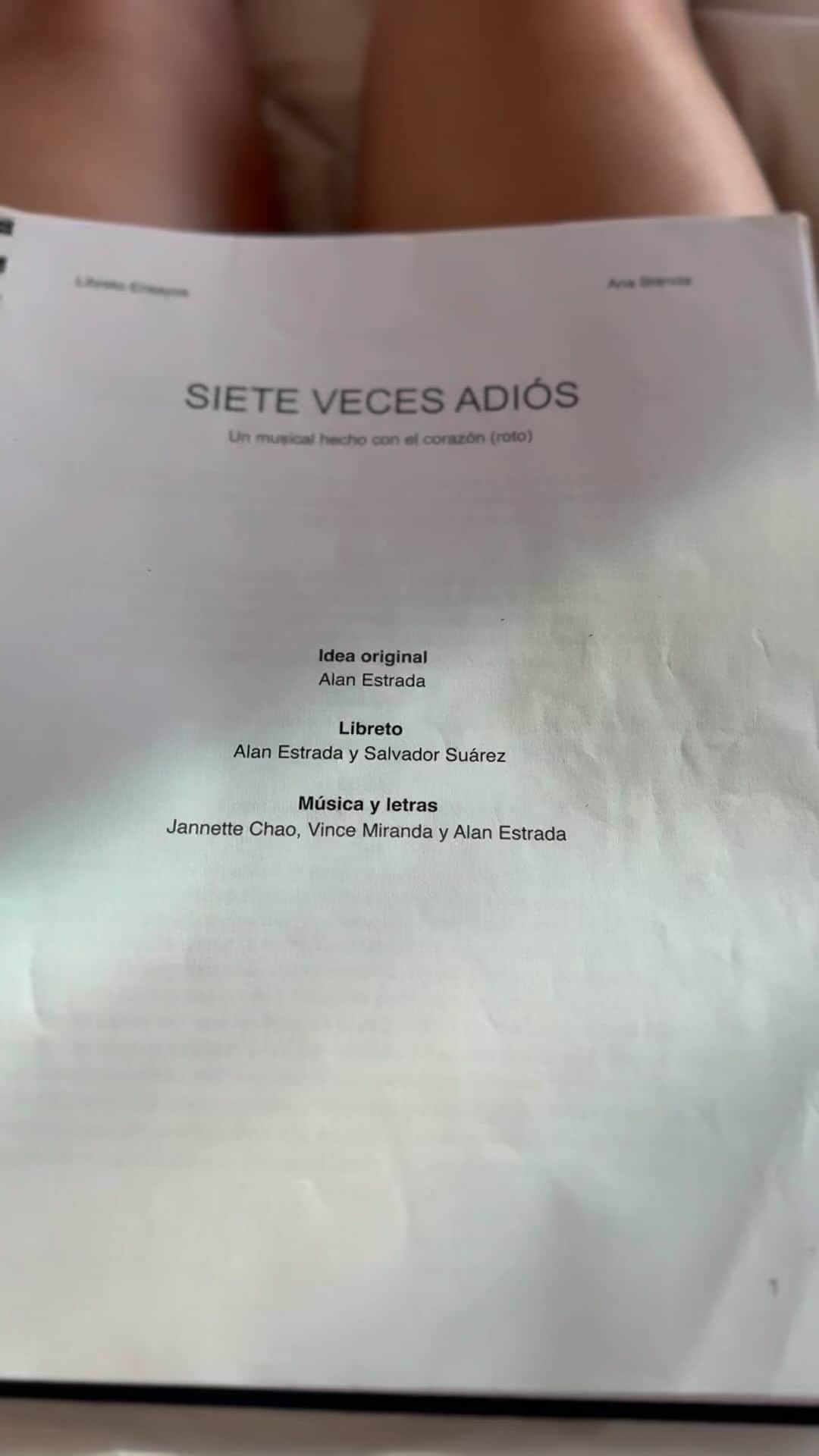 Ana Brenda Contrerasのインスタグラム：「Uno vuelve siempre a los sitios donde amo la vida 🎭  Sigo sin palabras para describir este fin de semana de locos, el teatro es así de mágico y crudo que te pone ahí con tus mayores miedos e inseguridades y al mismo tiempo te hace sentir que eres inmens@ , como el mar pegando todas las piezas que en el ajetreo de esta carrera se te descolocan.  Soy ELLA 🚺 !!!!!!!  Gracias mi @dandelgado por este regalo, y por que por fin lo logramos ! 😂 estoy muy orgullosa de ti.. desde siempre.  @cosmefulanito el más generoso y querido.  Lo mejor esta por venir 💜 @alanestrada mi crush eterno del escenario por crear esta magia de la mano de @vince_miranda @jannettechao @salvador_so ❤️‍🩹 @jorgeballina ✨  No tengo palabras para agradecerles @aguacate_berzunzakurczyn mi mancheguito te valoro tanto @feraldazp @paolaarrioja @kaobonita por las risas y el montaje son mis ángeles de la guarda ❤️ me los guardo en el cora y los llevo en cada función. @nachotahhan 🚹 ahí estoy contigo compañero, nos hacemos cada función ✨ Esta compañía hermosa que estoy descubriendo y que es puro amor y talento a lo bestia @cesarenriquezcabaret  @monicampospo  @albamessa  @diegomedelmusic  @esvanlemus  @humbertomont_  @ylamorenapidemas  @valerozavera  @sildefreitas  @luciacovarrubiasoficial  @jorgegarmalooficial  @ivanpiano  @belen_cello  @javoguitar  @mitsuosoy  @rene_camou  @irvinati   @melizadlc eres una crack!  @erikadlc4_3 @aldanaalex  Y mis bbcitos @norbors @emilio_alcala @daniela.espino  Werita bella 👗  Rojo 🎤  ( si me falta alguien una disculpita )   Regálense venir a esta nueva temporada de @sietevecesadios ❤️‍🩹✨💜 Info en su IG  Que viva el teatro 💫」