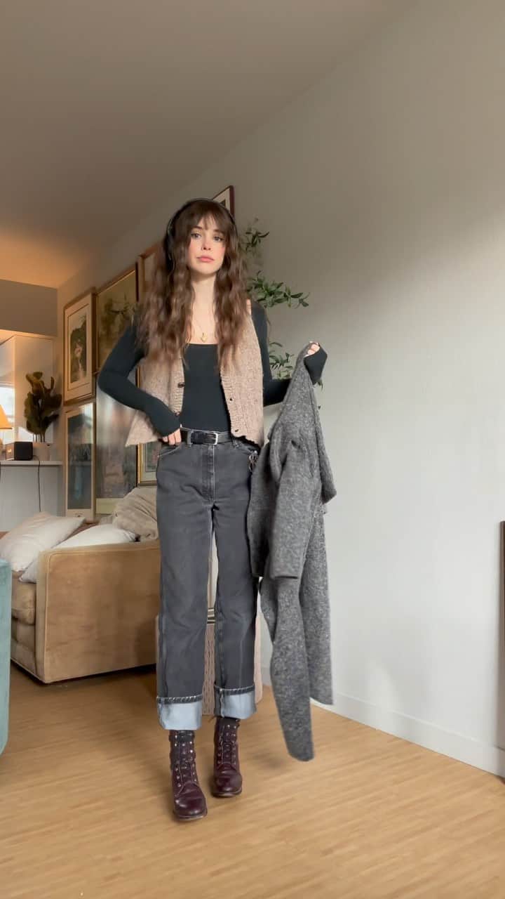Acacia Brinleyのインスタグラム：「Back for my first FALL outfit of ze day 🎃 the Halloween playlist has been on full blast. I’m planning out all the activities. What a beautiful time of the year!   Details: Jeans: vintage wrangler  Boots: estate sale Top: @brandymelvilleusa body suit Vest: vintage Ralph Lauren Coat: brand Glamorous, from 2014 Headphones: @bose  Bag: brandy Melville satchel」