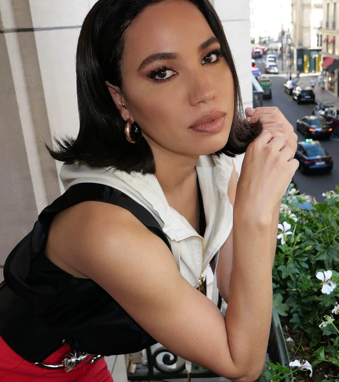 Vincent Oquendoのインスタグラム：「Peaches & cream skin on #Jurneesmollett for @louisvuitton show today styled by @mandelkorn hair by @naivashaintl #MakeupByVincent using @bioeffectofficial to prep we used imprinting hydrogel mask to pamper her skin because she was fresh off a flight. Then I applied the a few drops of Egf serum to her face and neck because that gives my clients skin an other worldly glow under their makeup. I then  followed with the hydrating Cream that I warmed up on my finger tips and gently pressed into her skin and followed with the OSA water mist before applying her makeup ✨ @beauty4beautyproject」