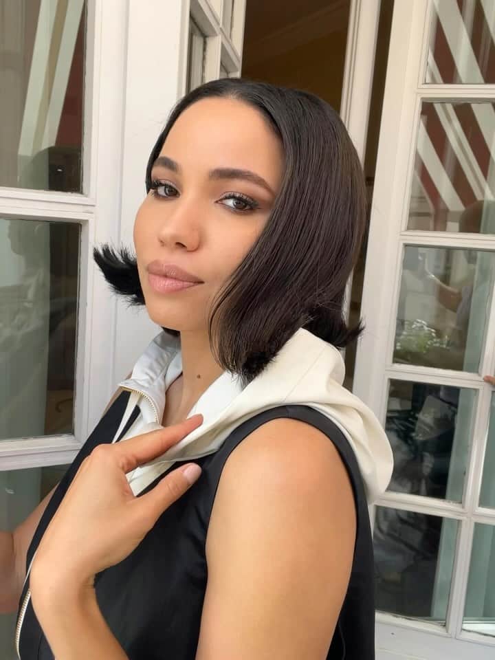 Vincent Oquendoのインスタグラム：「Beyond gorg #jurneesmollett today for @louisvuitton styled by @mandelkorn hair by @naivashaintl #MakeupByVincent using @lashify to create this Latte makeup I used the new I-Line Gossamer lash set this is new kit staple @beauty4beautyproject」