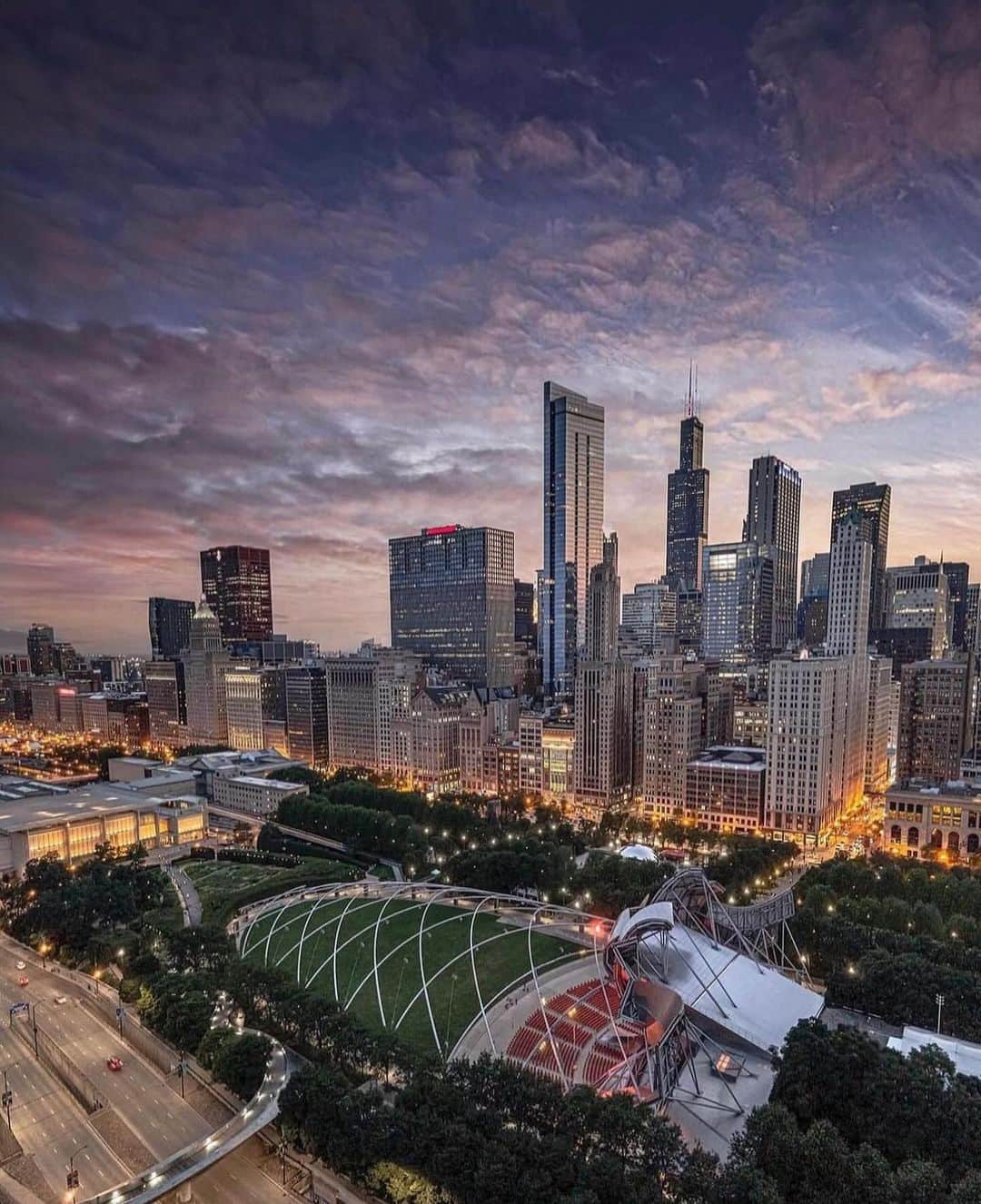 Instagramersのインスタグラム：「Wonderful city views by @tha_goldnchild and @igerschicago 😍📸🙌🏻 🏙️ #igerschicago #igersusa #igers」