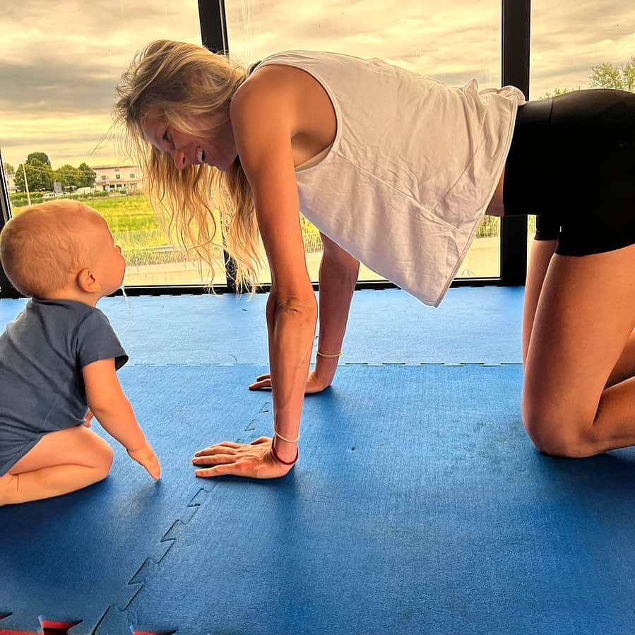 マルガレーテ・コズーフのインスタグラム：「Same same but different. Feeling blessed while I am looking into your eyes💙 #family #love #workout #training #fitness」
