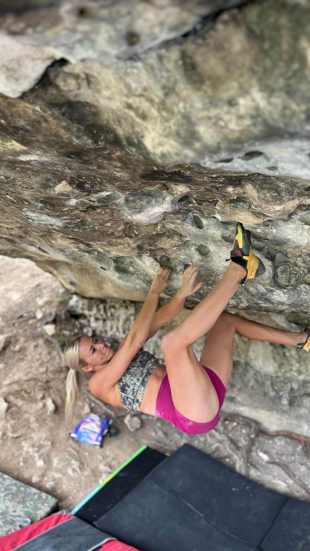 シエラ・ブレア・コイルのインスタグラム：「Eat Meater, V8 Priest Draw, AZ  Another fun line at The Draw 🌟   🎥: @b_enix_  @moonclimbing │ @moonclimbingwomen │ @myclimbapp │ @oncruxofficial │ @perfecthydration」