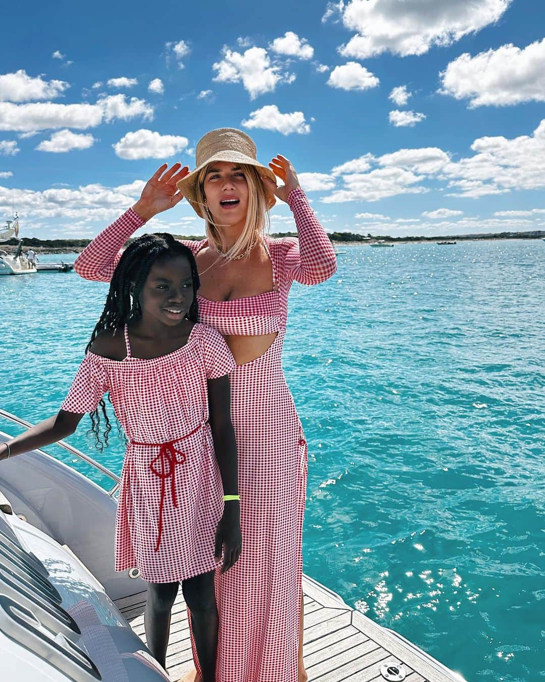 Giovanna Ewbankのインスタグラム：「Obrigada IBIZA! Foram dias mais que incríveis!!! 💕💫🙏🏿  ps: eu ainda tenho mta foto dessa viagem aqui no meu celular…PERGUNTA: Querem que eu poste mais???」