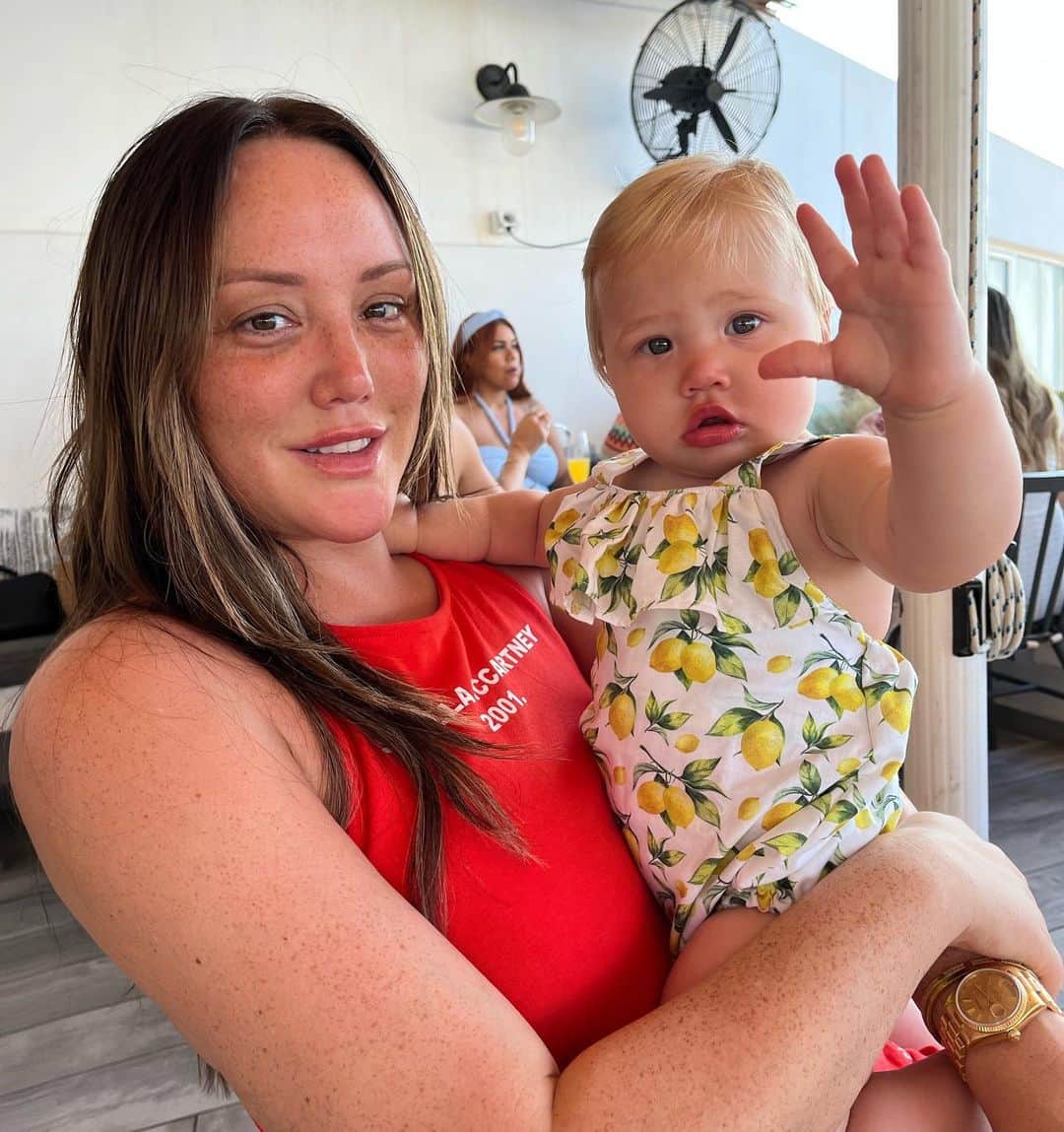 Aka SCUBA CHARLOTTEのインスタグラム：「Take me back to being on holiday with my little family ❤️ not a care on the world 👨‍👩‍👧 Me and my little Alba Jeanies exploring the world together 🌍 ahhhhh god she’s changed my life for the better I absolutely love every single inch of this little girl. Look at her little lemon outfit kindly gifted from @olivialoveschildrenswear 🍋」