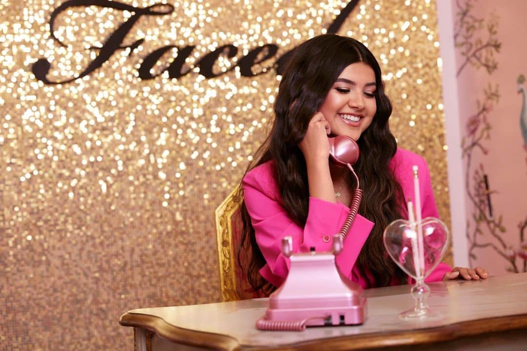 Too Facedのインスタグラム：「monday mood with our Creative Director in Residence @saraecheagaray 😉💖✌️ #toofaced #tfcrueltyfree」