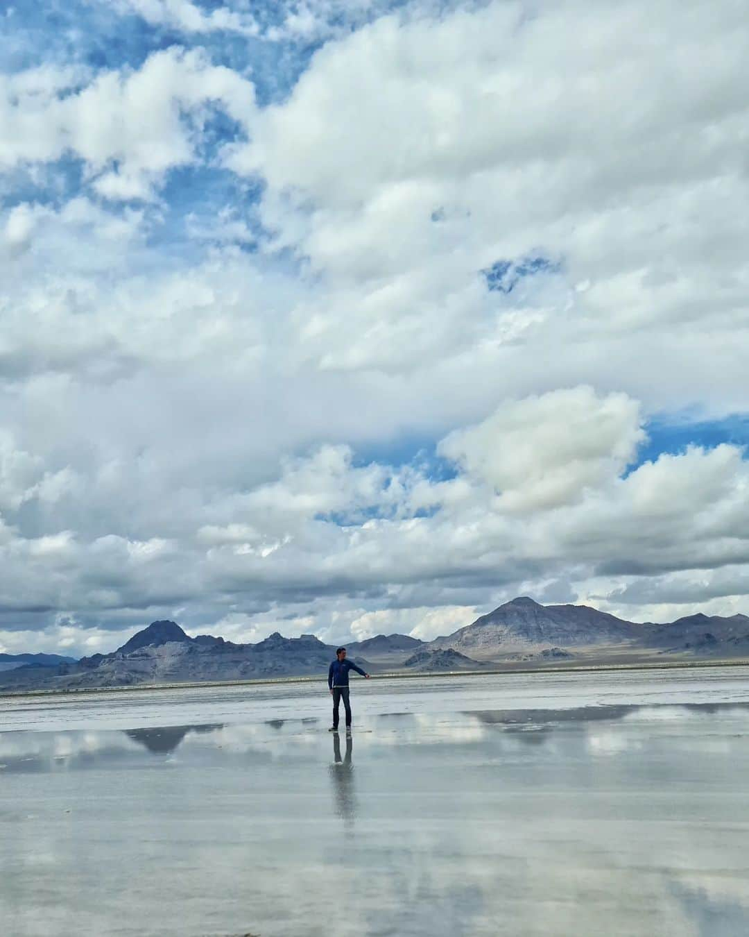 ジェームズ・フェルプスさんのインスタグラム写真 - (ジェームズ・フェルプスInstagram)「Whilst in Utah @oliver_phelps & I checked out the Bonneville Salt Flats. Home to the land speed records. Definitely worth going to see and if you can , have a little drive. 🤠  Oliver also dragged us to see the joining point for the first transcontinental telephone line (looknat my excitement)... now I've been maybe you won't have to! 🙄😴」10月3日 4時31分 - jamesphelps_pictures