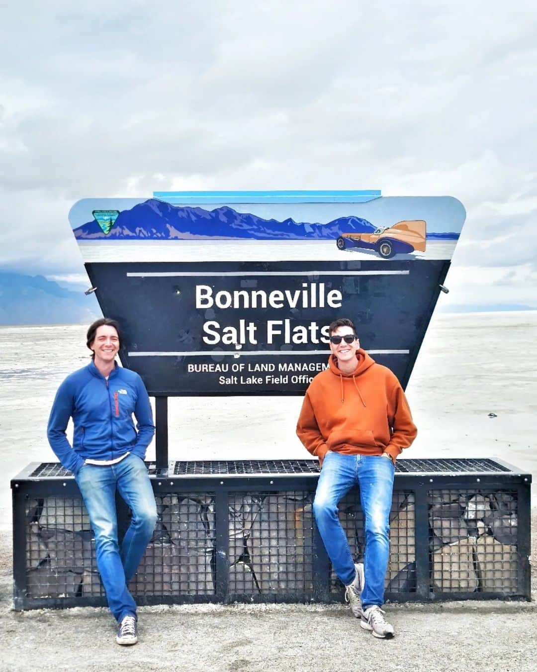 ジェームズ・フェルプスのインスタグラム：「Whilst in Utah @oliver_phelps & I checked out the Bonneville Salt Flats. Home to the land speed records. Definitely worth going to see and if you can , have a little drive. 🤠  Oliver also dragged us to see the joining point for the first transcontinental telephone line (looknat my excitement)... now I've been maybe you won't have to! 🙄😴」