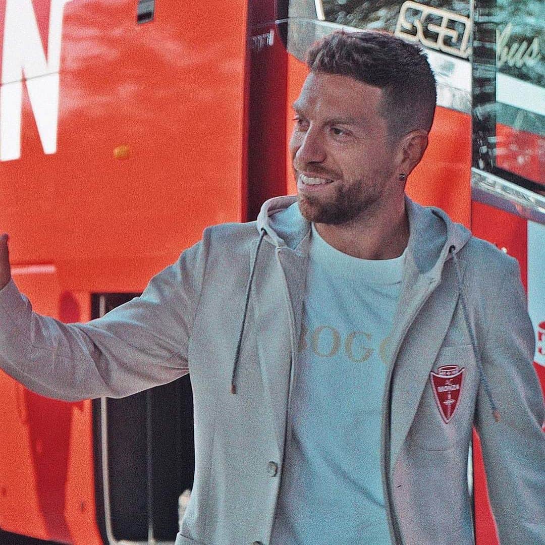 アレハンドロ・ゴメスのインスタグラム：「Molto contento di fare il mio esordio con questa maglia @acmonza  3 punti importanti 💪🏼 andiamo !!!!」