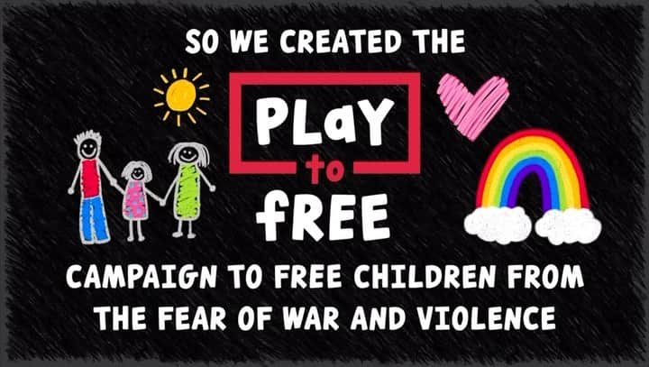 サラ・ラファティのインスタグラム：「Today, on the International Day of Non-Violence, I am joining my friends at #WarChild at the #playtofree launch event. Please tune in today at www.playtofree.com from 4 to 9pm PST for games, music, live art and surprises. ❤️ @warchildcan @warchildusa」