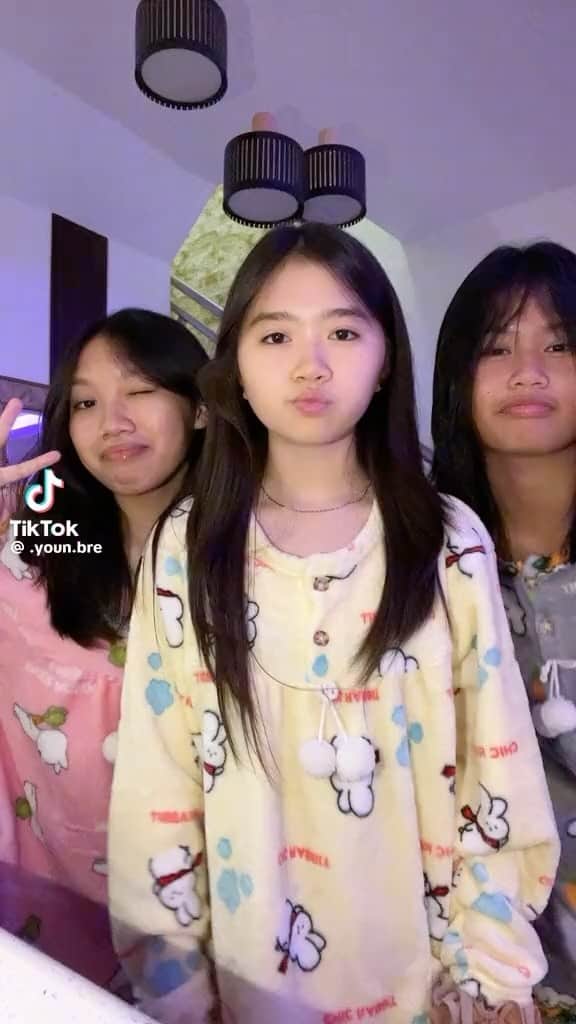 ブリアナのインスタグラム：「My besfieeees sleep over at my house on My 14th Birthday💖🌸❤️」