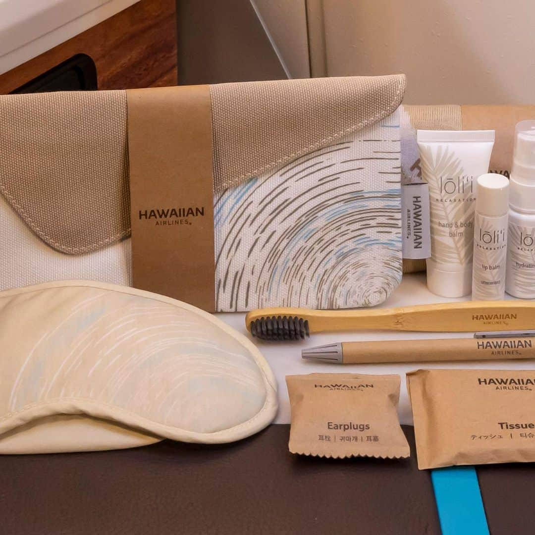 ハワイアン航空さんのインスタグラム写真 - (ハワイアン航空Instagram)「✈️ Coming soon to a cabin near you: amenity kits and soft goods made of sustainable materials, designed by @nohohome and inspired by our 787 Leihōkū Suites. Keep an eye out for this new selection which will be in-flight starting Nov. 6, 2023, HST on select long-haul and overnight flights. More details in the link in bio.  #Aviation #Inflight #AVGeek #AmenityKit #HawaiianAirlines #NohoHome」10月3日 4時53分 - hawaiianairlines