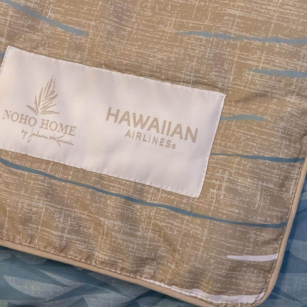 ハワイアン航空さんのインスタグラム写真 - (ハワイアン航空Instagram)「✈️ Coming soon to a cabin near you: amenity kits and soft goods made of sustainable materials, designed by @nohohome and inspired by our 787 Leihōkū Suites. Keep an eye out for this new selection which will be in-flight starting Nov. 6, 2023, HST on select long-haul and overnight flights. More details in the link in bio.  #Aviation #Inflight #AVGeek #AmenityKit #HawaiianAirlines #NohoHome」10月3日 4時53分 - hawaiianairlines