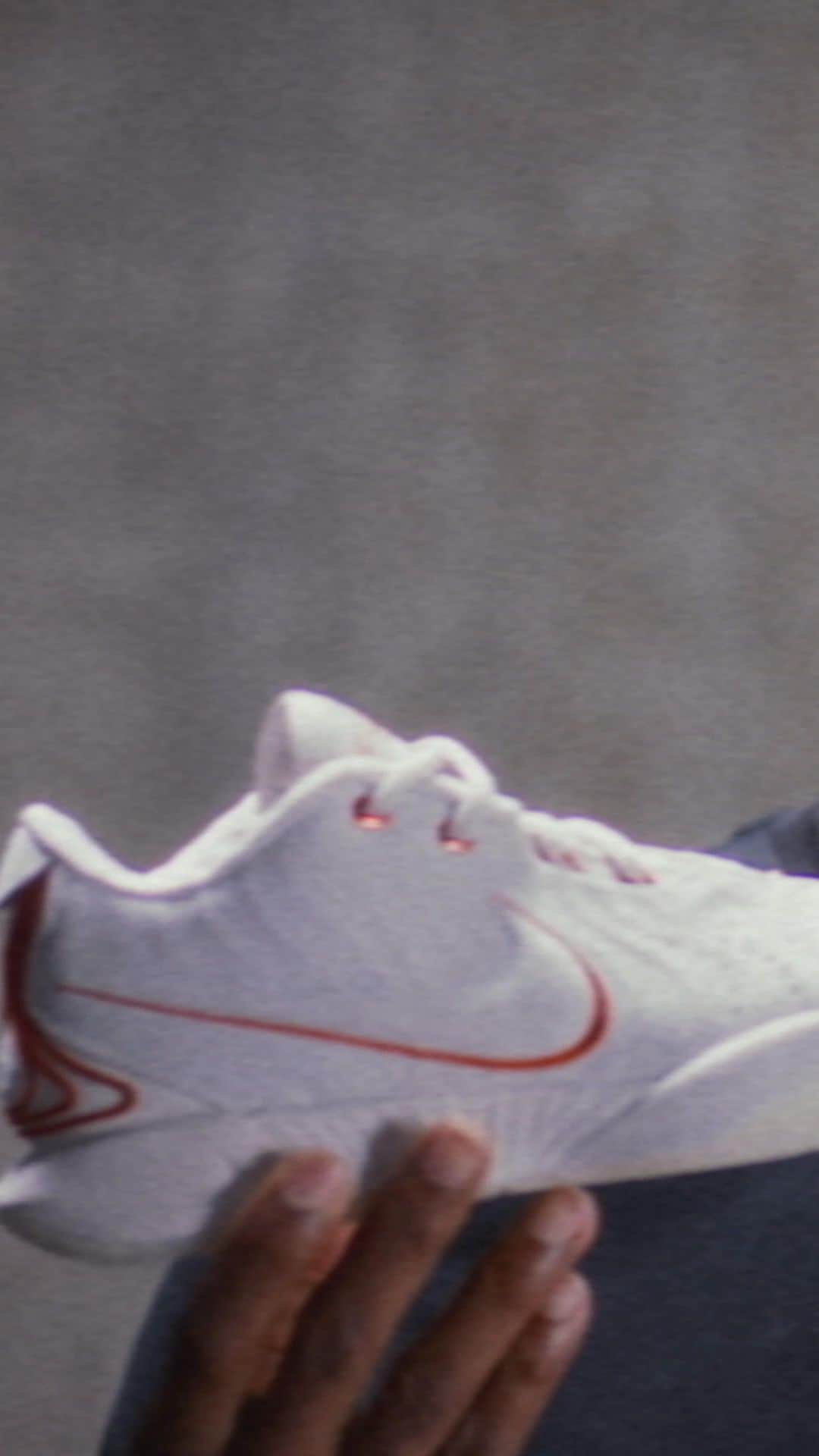 Nike Basketballのインスタグラム：「For the hoopers pushing their game to the next level comes the LeBron XXI to take them even higher🚀 💫  Listen to what the King has to say about YOU 🫵」