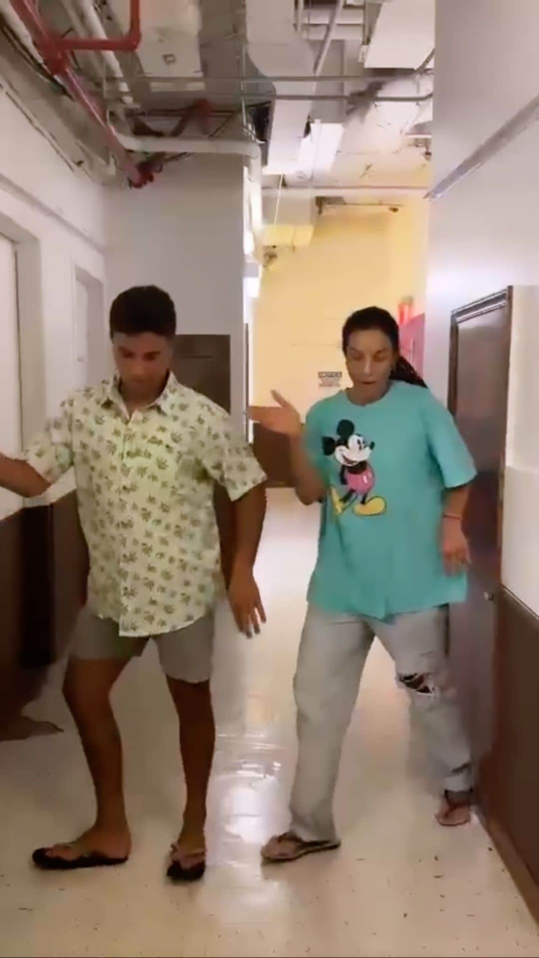 イヴェッチ・サンガロのインスタグラム：「Meu coração fora do corpo. Eu sou a mãe mais feliz desse mundo,e foi vc que trouxe isso pra mim! Te amo meu filho. Amo vc infinito. Te amo, te respeito,te admiro e agradeço todos os dias por vc ser meu filho. O irmão mais amado desse mundo! O primo, o afilhado, o neto o amigo. Vc é tudo que a gente sempre sonhou. Seja feliz minha vida ❤️❤️❤️❤️ @marcelo_cady 🙏🏻❤️‍🔥」