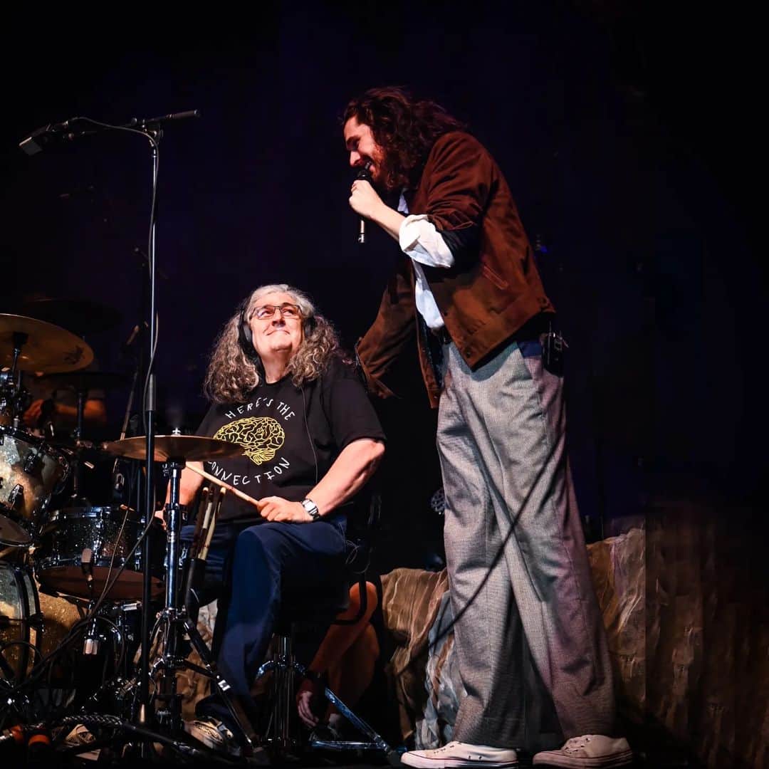 ホージアのインスタグラム：「New York, I struggle to find the words… Thank you to everyone who was there for the incredible love and support I felt at @thegarden that night. I can’t wait to come back. Sharing the stage with my Dad for the first time was a very special moment for me, thank you for letting me share it with you.   📸 @ruthlessimagery   📸 6. @emmawannie.photography」