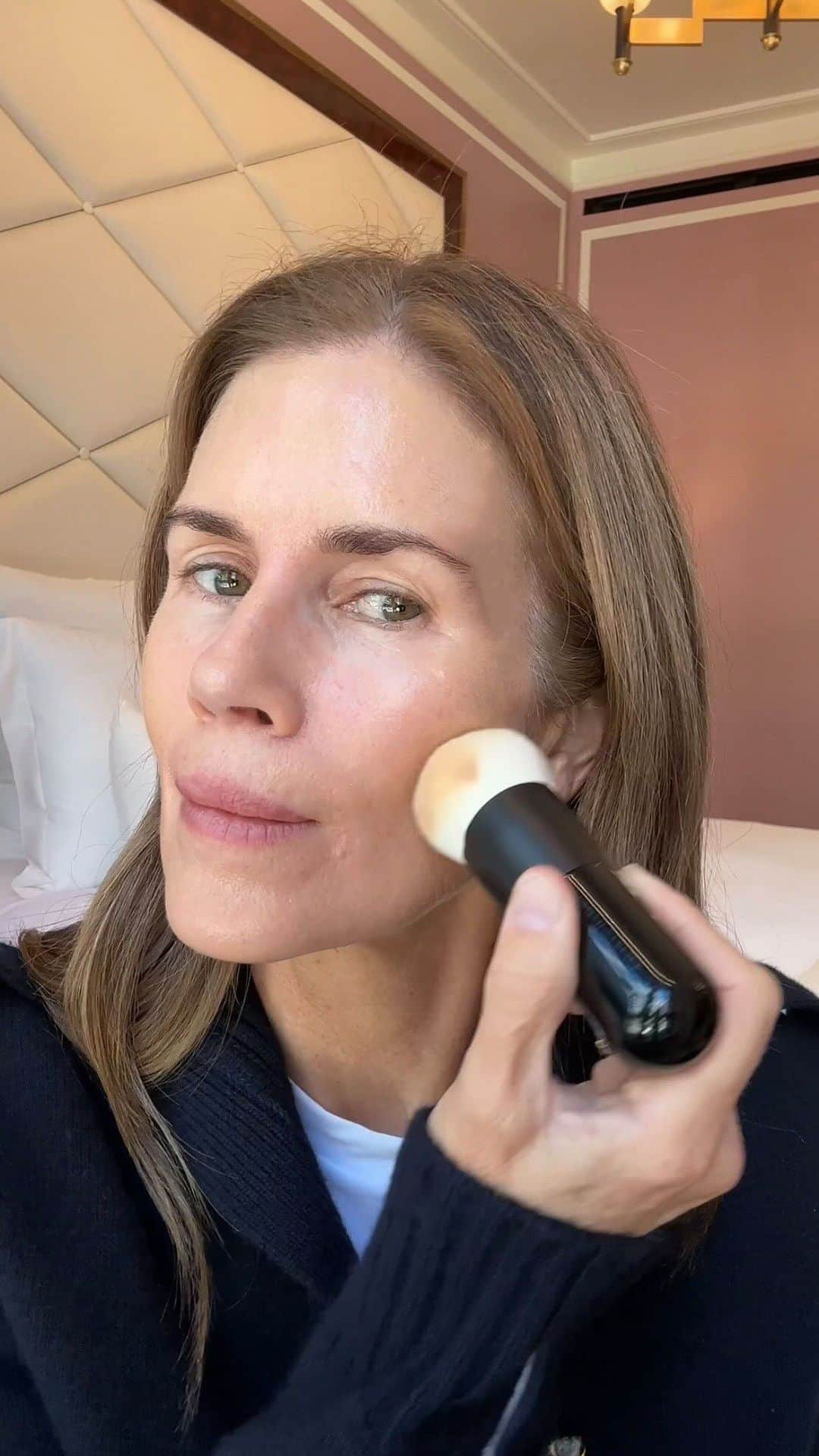 グッチ・ウェストマンのインスタグラム：「No dry skin this fall! ❤️🍂 Here’s the easiest step to transition your makeup for cooler months using @westmanatelier Vital Skincare Complexion Drops.   Wearing shade Atelier IV here for the best base Xx」