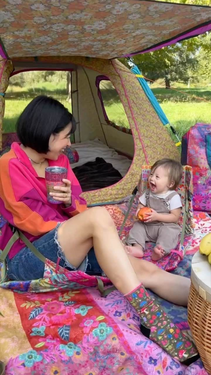 ジェシカのインスタグラム：「@naturallife camping tent for the win 🏕️ 💕 Who’s enjoying the weather in LA 🍁?!」